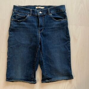 Levi Strauss & Co Bermuda shorts size 29. Excellent condition.